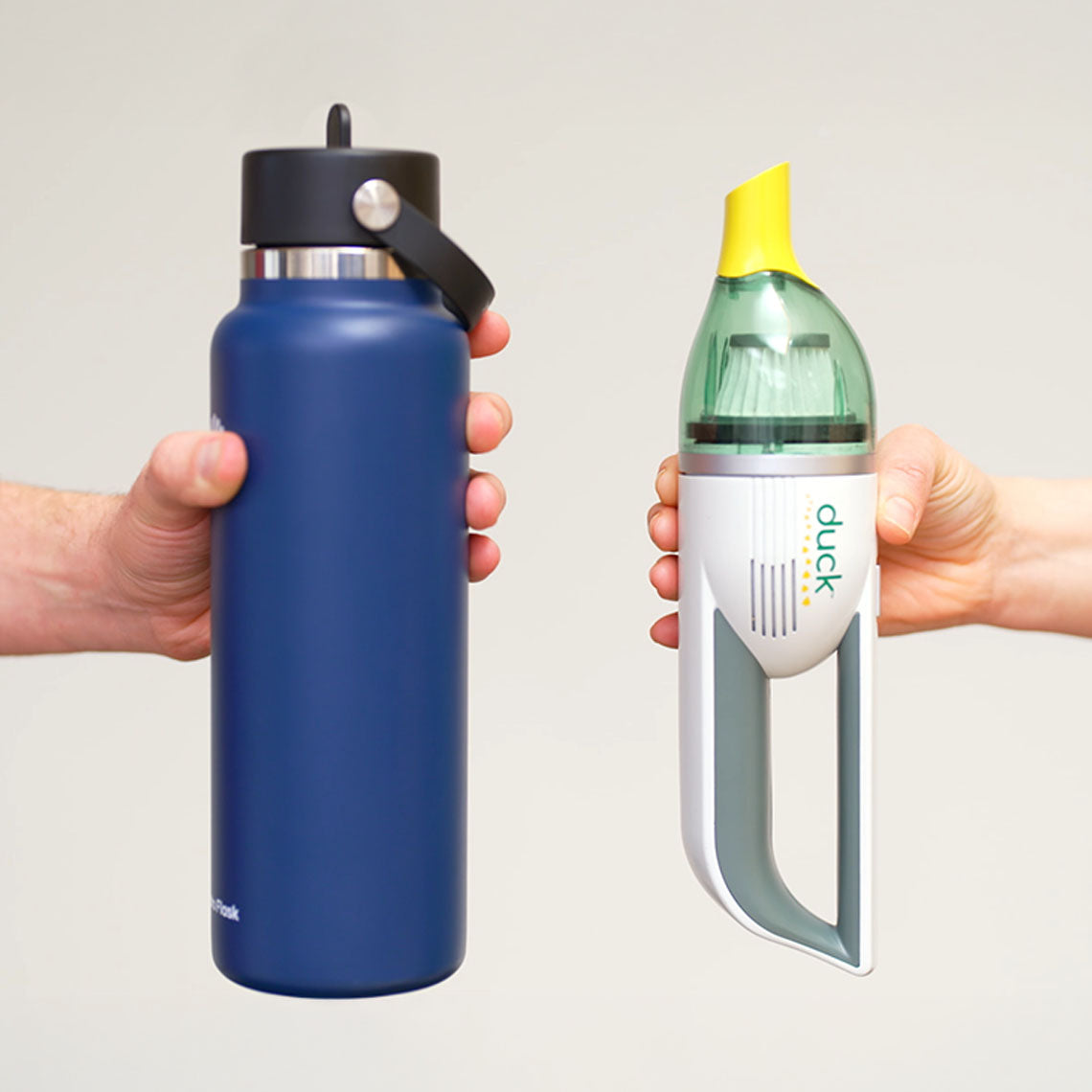 Horsepower Duck im Größenvergleich mit einer Trinkflasche – kompakt und handlich.