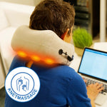 Nackenmassagegerät in Anwendung am Schreibtisch mit aktivierter Wärmefunktion zur Entspannung von Nacken und Schultern