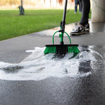Hammersmith AquaClean Deluxe schrubbt kraftvoll mit Wasser und Reinigungsmittel auf dem Boden.