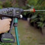 Nahaufnahme: Hammersmith HydroBlast beim Sprühen mit Hochdruck im Garten.