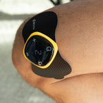 Elektrischer Muskelstimulator mit Klebeelektrode am Knie.