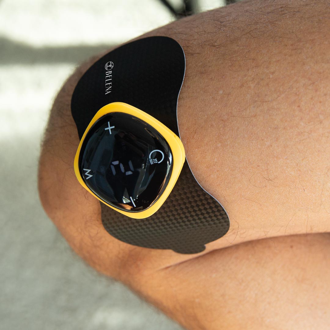Elektrischer Muskelstimulator mit Klebeelektrode am Knie.