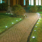 Disk Lights Stone beleuchten dezent den Gartenweg und sorgen für Sicherheit im Dunkeln.