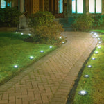 LED-Solarleuchten beleuchten den Gartenweg.