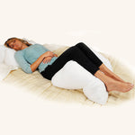 Frau liegt entspannt mit erhöhten Beinen auf dem Dreamolino Flip Pillow – ideal zur Entlastung der Beine.