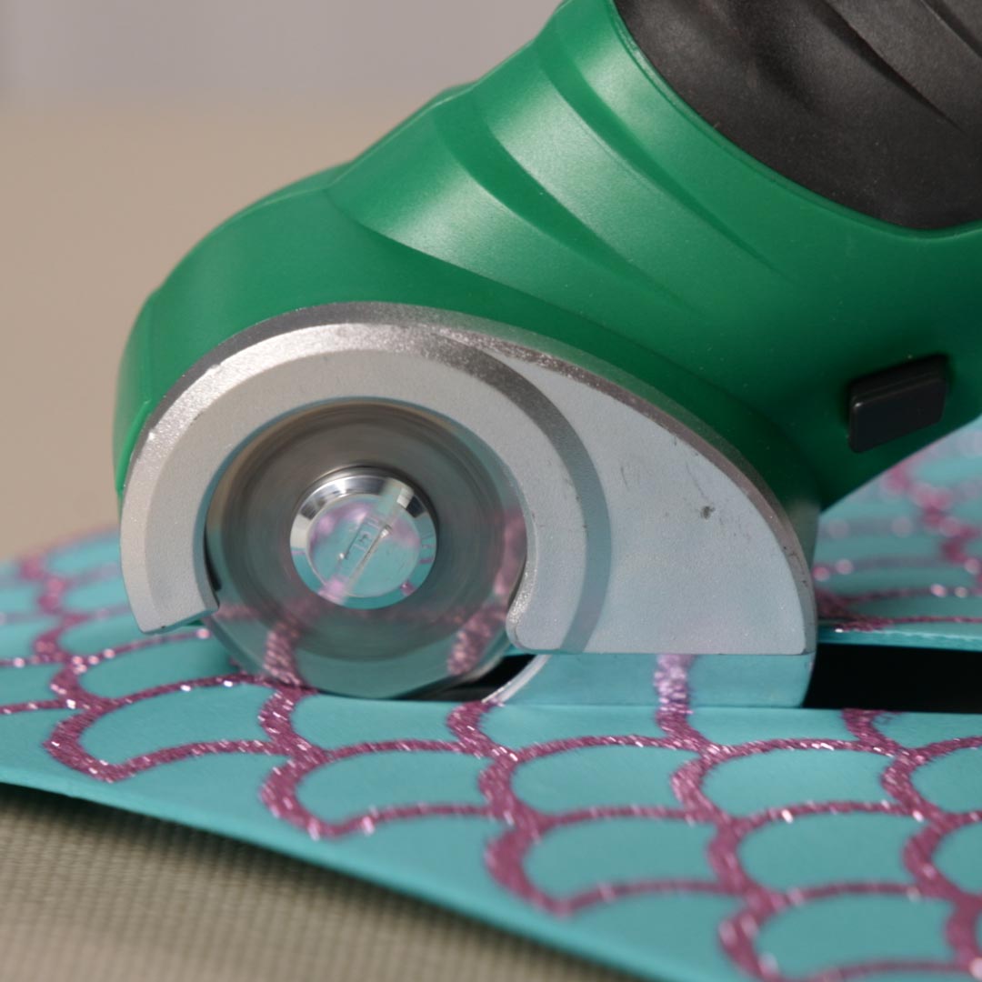 Die runde Klinge des Hammersmith SharpSpin ermöglicht präzise Schnitte selbst bei detailreichen Materialien.