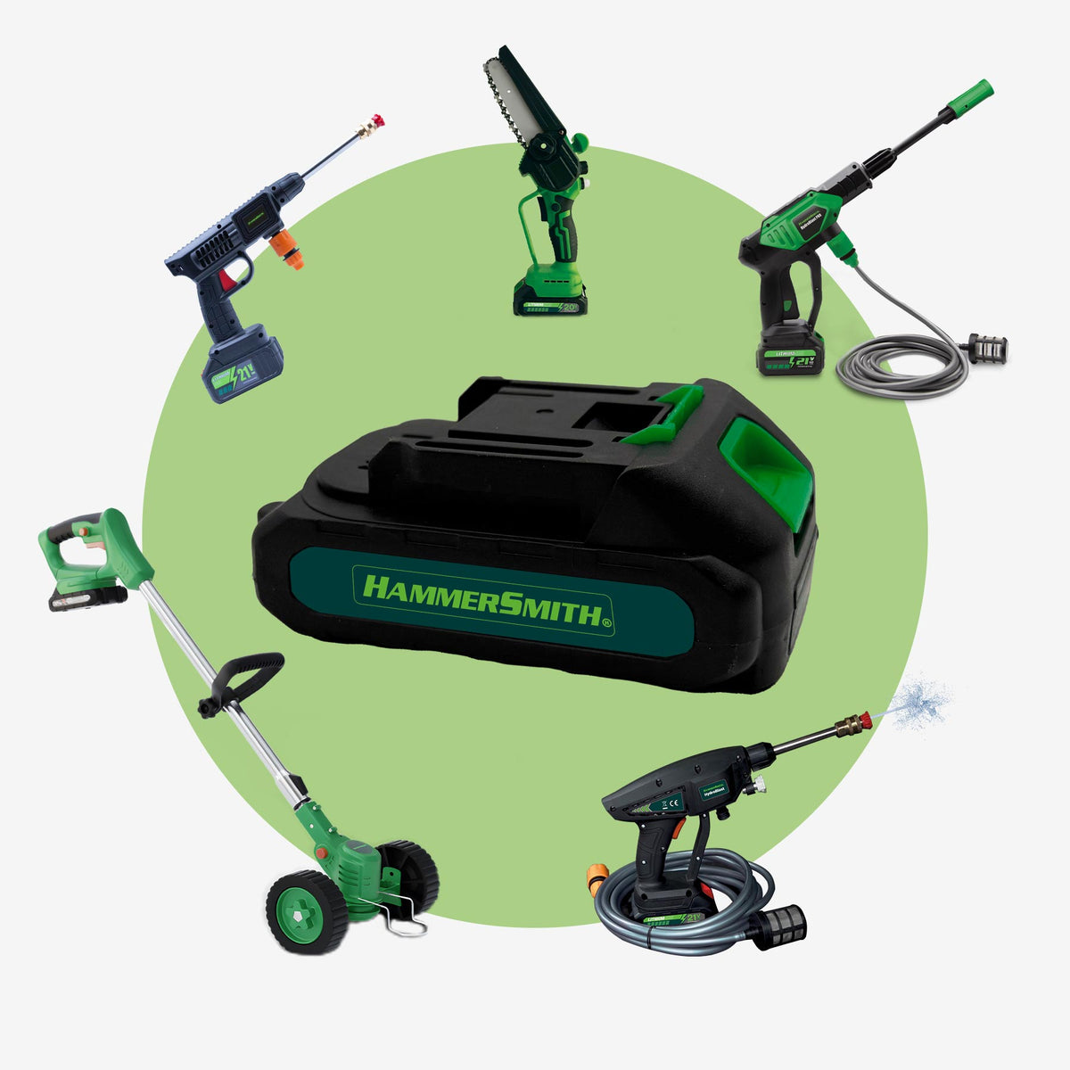 Verschiedene grüne HAMMERSMITH Akku-Gartengeräte mit einer multifunktionalen Batterie.