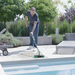 Hammersmith AquaClean Deluxe reinigt mühelos glatte Flächen rund um den Pool mit Wasseranschluss.
