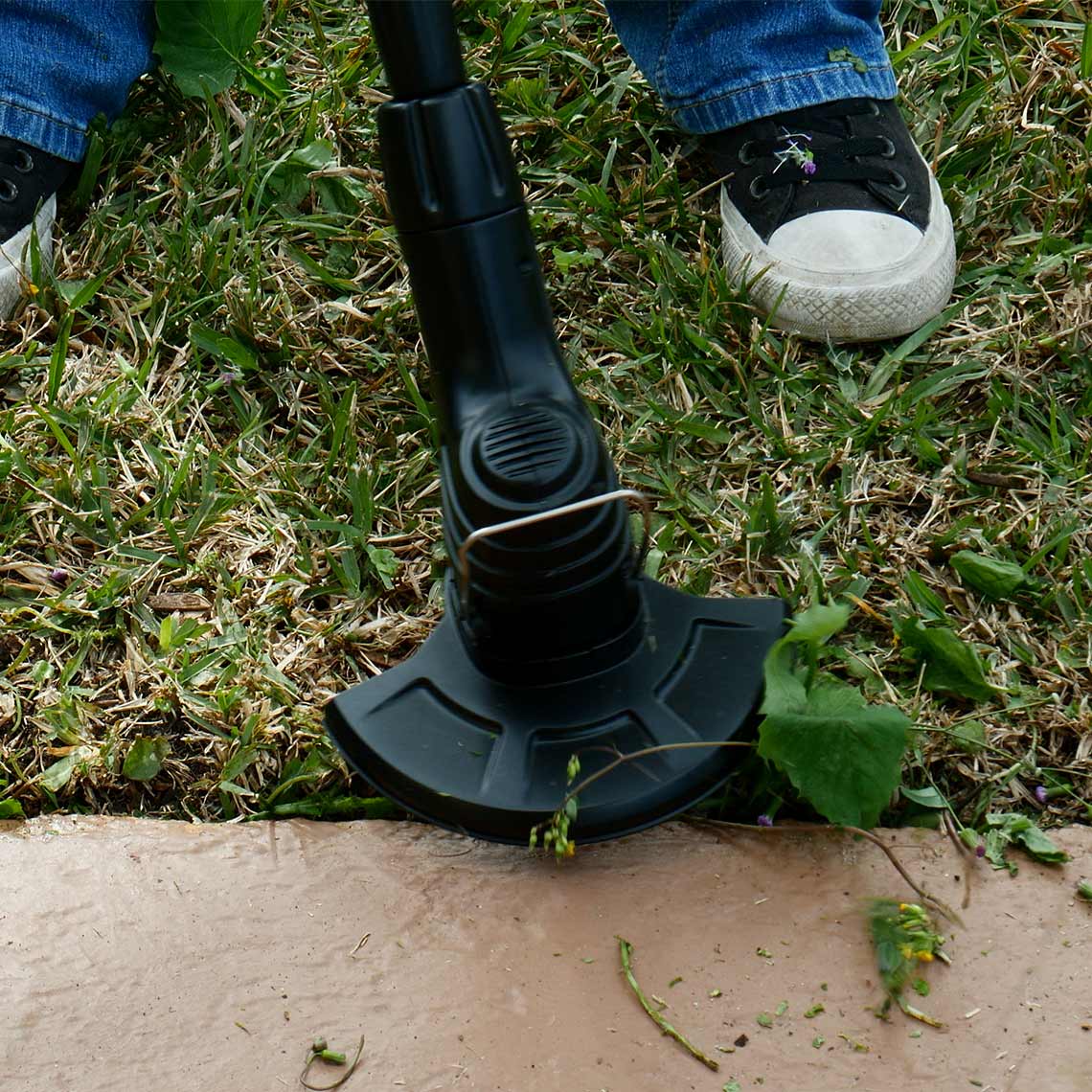 Der Hammersmith Bionic Trimmer kürzt präzise Gras entlang von Rasenkanten und Gehwegen.
