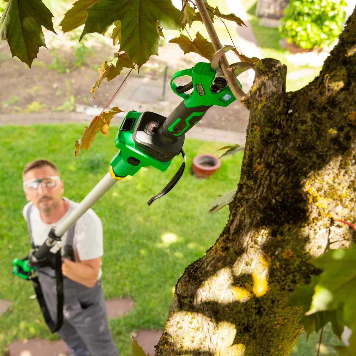 Hammersmith Akku-Gartenschere mit Teleskopstiel beim Schneiden hoher Äste
