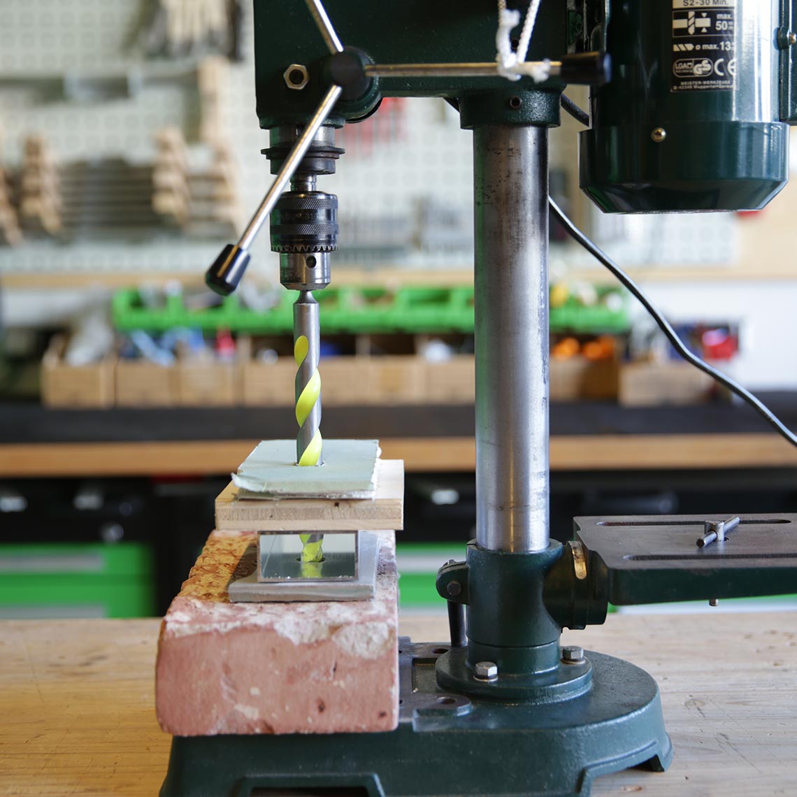 Bohrmaschine mit Hammersmith Drill Bit Pro durchdringt Ziegel, Fliese und Metall präzise und kraftvoll.