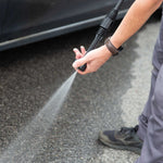 Hammersmith HydroBlast MAX im Einsatz – breiter Wasserstrahl zur Reinigung von Asphalt am Auto