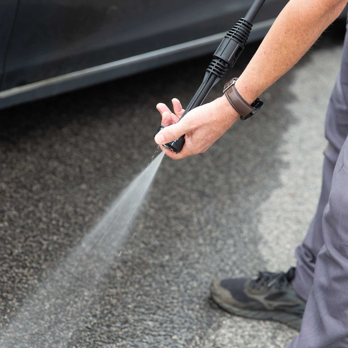 Hammersmith HydroBlast MAX im Einsatz – breiter Wasserstrahl zur Reinigung von Asphalt am Auto