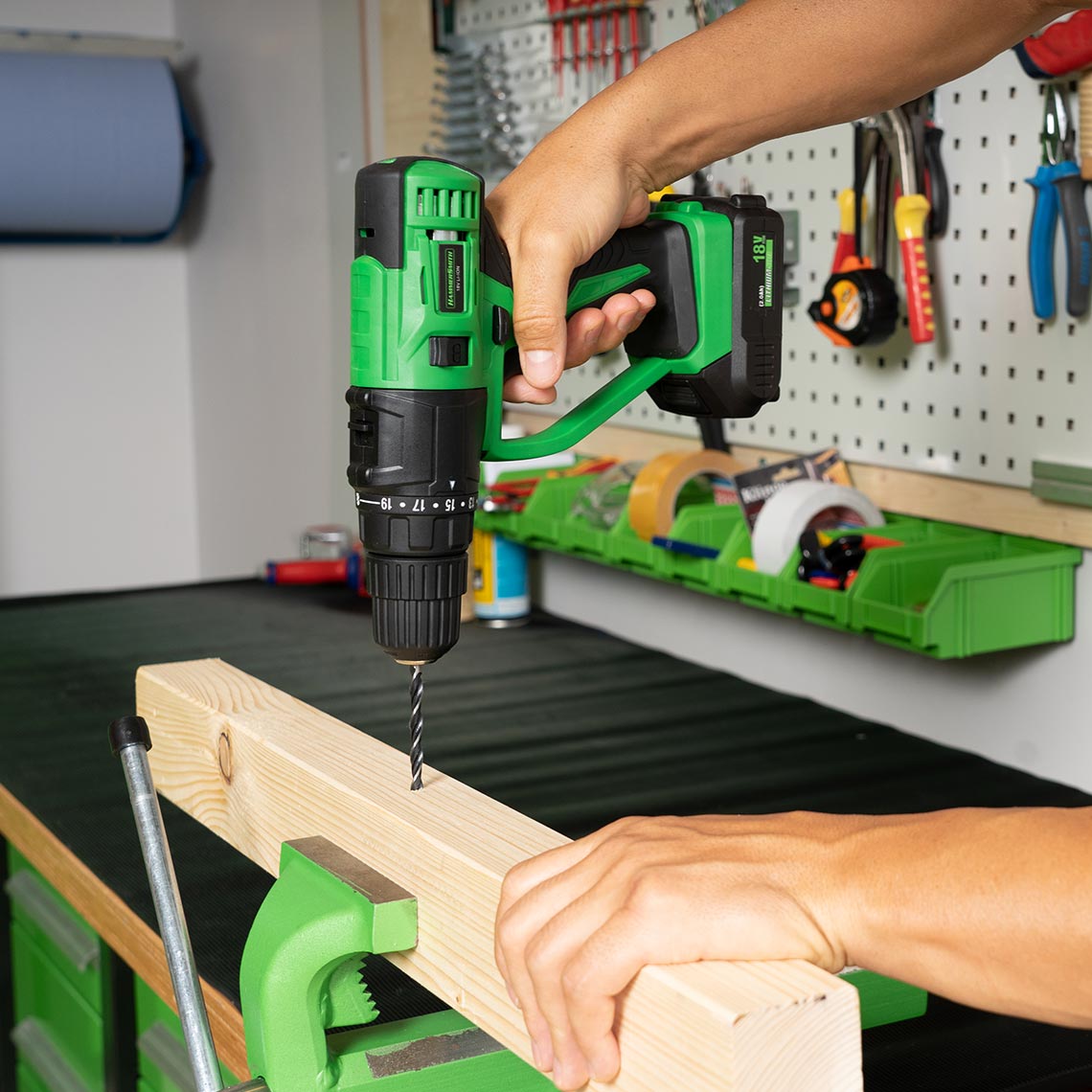 Das Hammersmith Multitool wird zum Bohren in Holz verwendet – kabellos und präzise im Heimwerker-Einsatz.