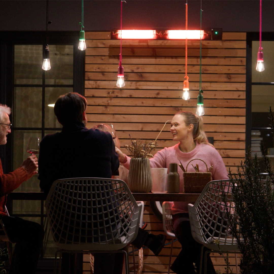 Hängende LED-Leuchten sorgen für stimmungsvolle Beleuchtung auf der Terrasse