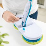 Laden der Hurricane Floating Mop über Anschluss am Stiel – kabelloser Betrieb für flexible Reinigung.