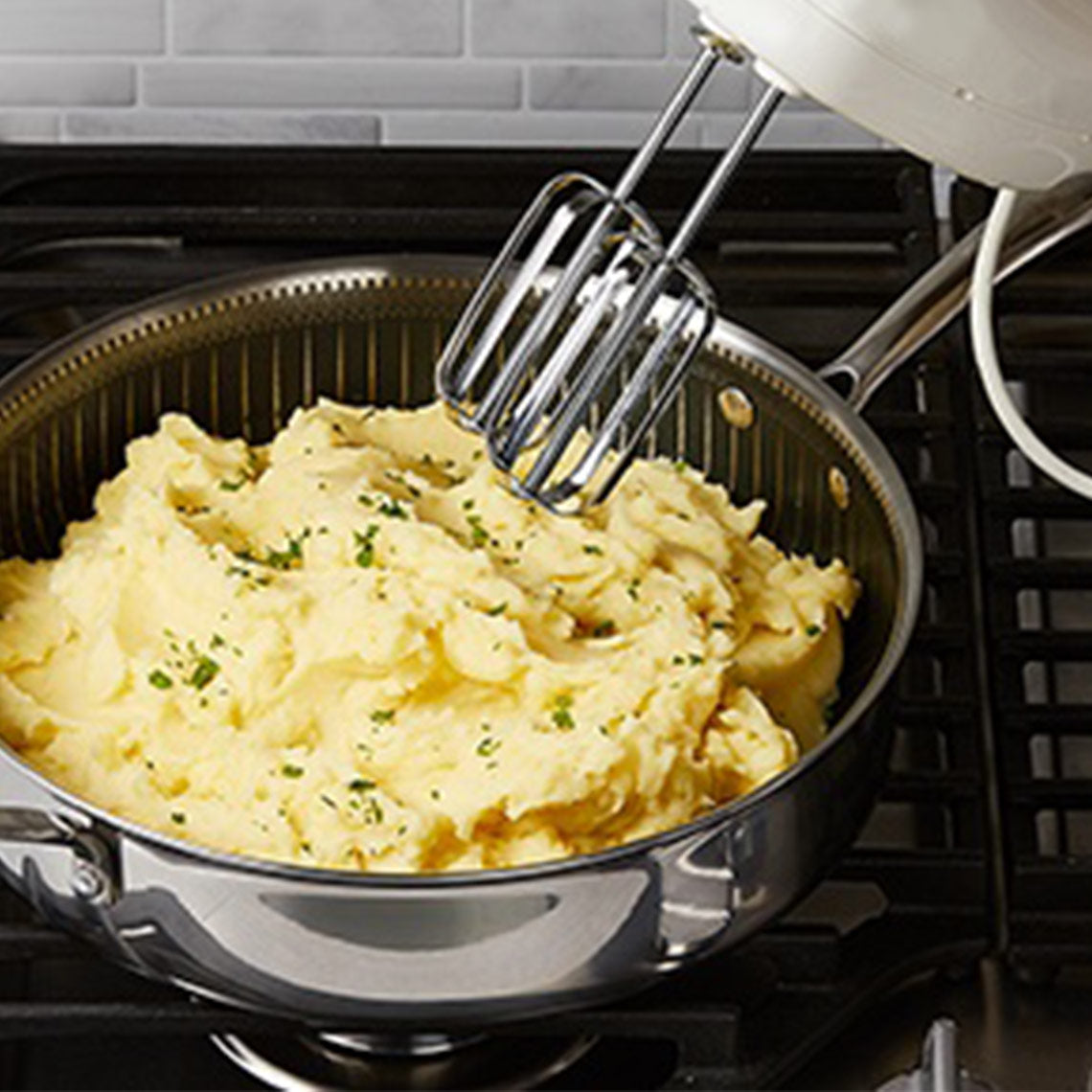 Kartoffelpüree wird direkt in der Livington Titan Pan mit dem Handmixer zubereitet – dank kratzfester Oberfläche kein Problem.