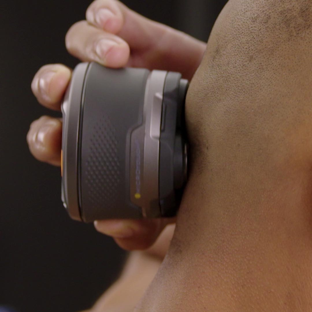 04_Microtouch_Titanium_HeadShaver_passt_sich_der_Kopfform_an.jpg