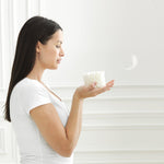 Frau hält ein OCTAsleep Smart Element – Symbol für Leichtigkeit durch innovative Technologie.