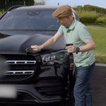 Mann reinigt Motorhaube mit Platinum Spray Sensation und Tuch – motorbetriebene Anwendung für Glanz ohne Wasser.