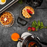 PowerXL Waffle Star mit frischen Waffeln, gefüllt mit Erdbeeren – perfekt serviert mit Butter und Orangensaft.