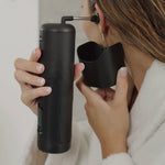 rau reinigt Ohr mit Wush, dem Ohrreiniger mit Wasserstrahl und Auffangbehälter – hygienisch und komfortabel.