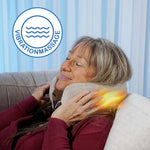 Nackenmassagegerät mit Vibrationsmassage in Anwendung auf dem Sofa zur entspannenden Massage von Nacken und Schultern