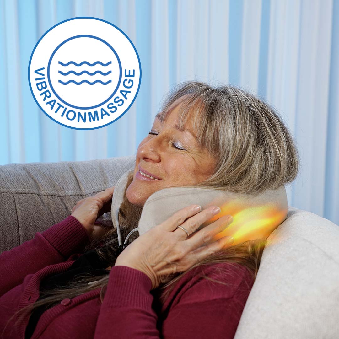 Nackenmassagegerät mit Vibrationsmassage in Anwendung auf dem Sofa zur entspannenden Massage von Nacken und Schultern