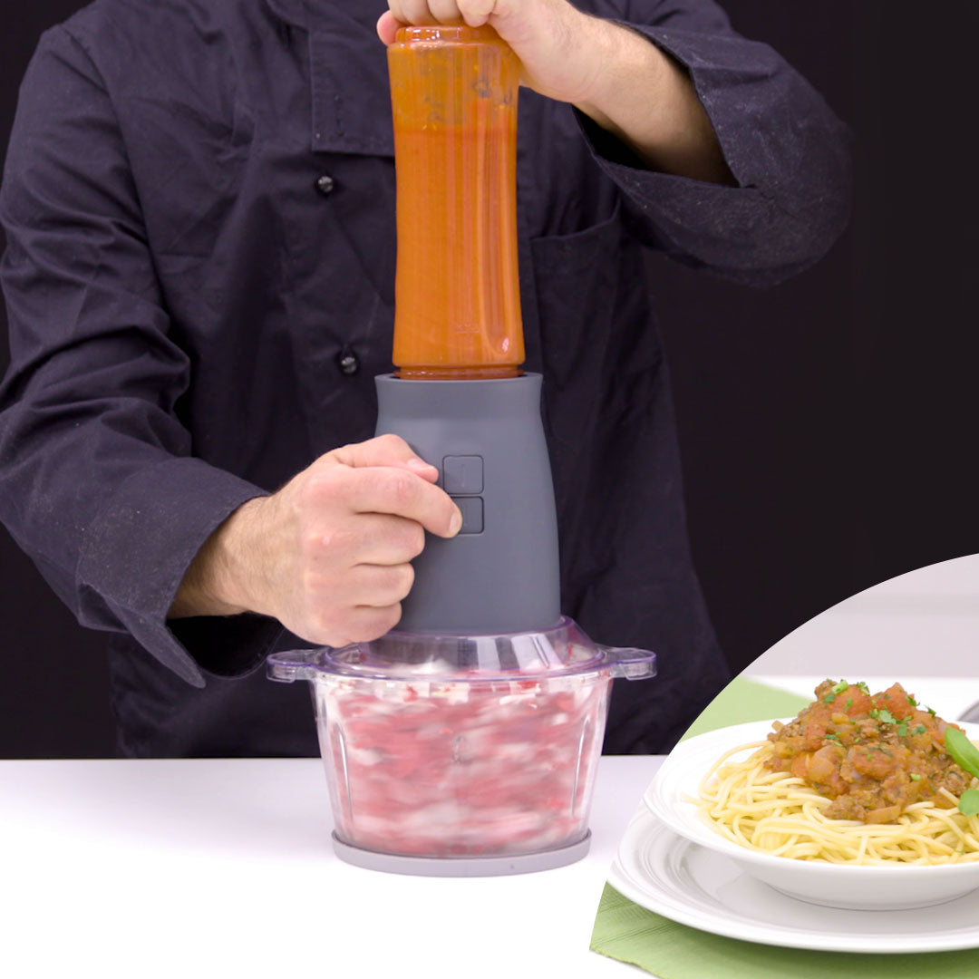Tomaten und Hackfleisch werden für Bolognese gemixt