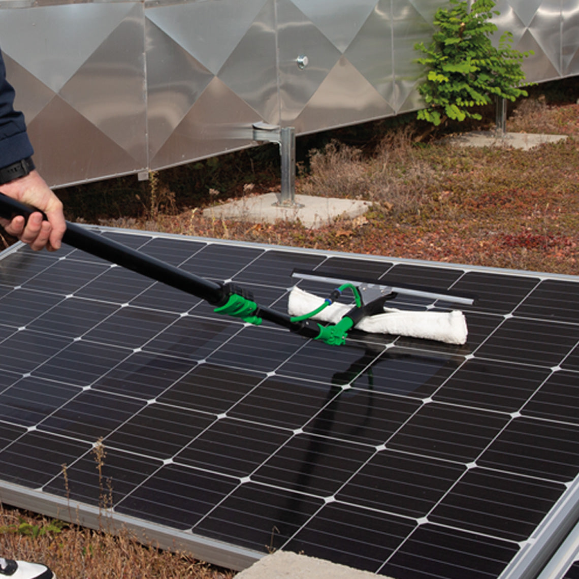 Mit Hammersmith AquaClean Deluxe Solarpanels gründlich reinigen – ohne Leiter.