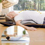 Frau liegt auf dem Belena AirStretch zur Rückenstreckung, mit ergänzender Übung im kleinen Bild.