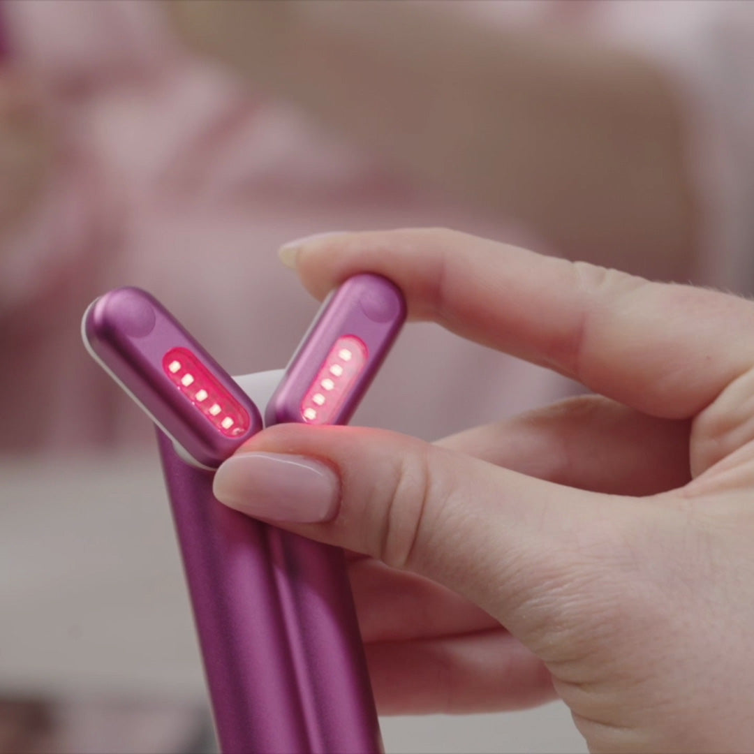 DermaWav mit aktiviertem roten LED-Licht – gezielte Hautbehandlung durch Licht- und Vibrationstechnologie.