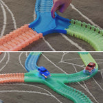Fantastic-Tracks Kreuzung und Spurwechsler, an denen Kinder die Fahrtrichtung der Autos verändern können