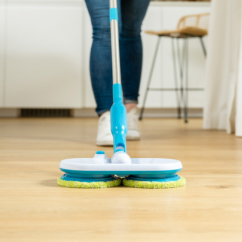Hurricane Floating Mop im Einsatz auf Holzboden – komfortables und effektives Wischen mit rotierenden Pads.