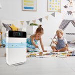 Zwei Kinder beim Malen im Spielzimmer, der Livington Air Purifier steht im Vordergrund.