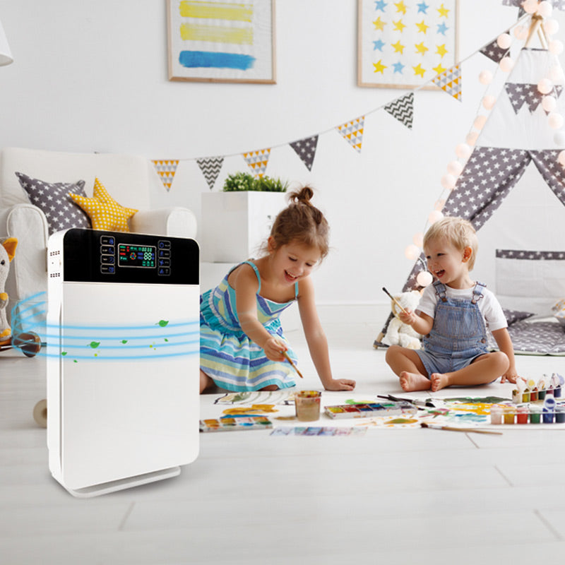 Zwei Kinder beim Malen im Spielzimmer, der Livington Air Purifier steht im Vordergrund.