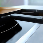 Detailansicht des Griffs der Livington Black Doubletta auf einem Induktionskochfeld – stabil und ergonomisch.