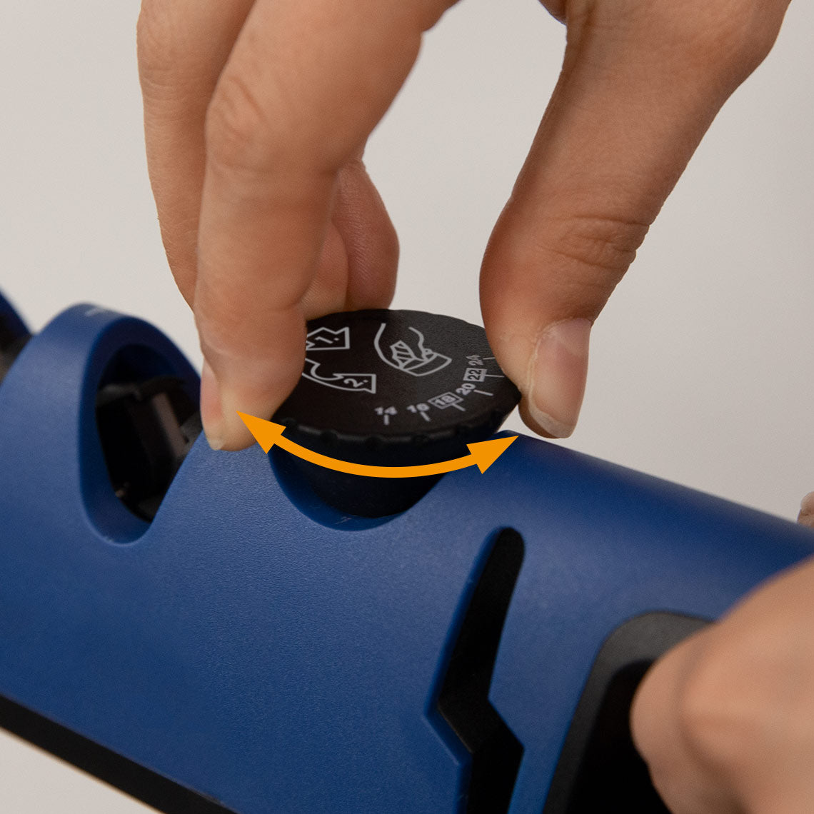 Drehregler am Livington BladeStar zur Einstellung des optimalen Schleifwinkels.