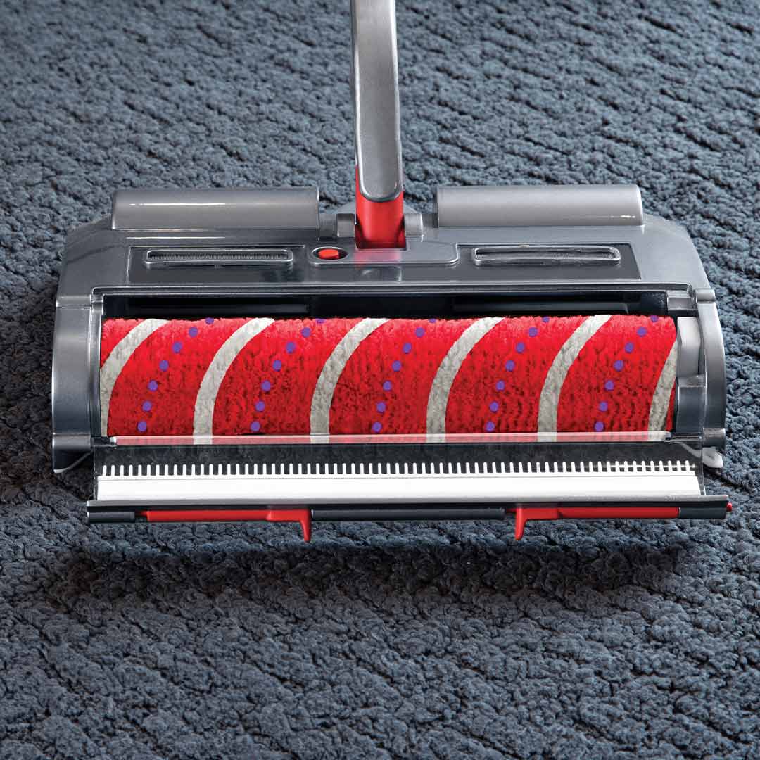 Die rotierende Bürste des Livington Voom entfernt tiefsitzenden Schmutz effektiv aus Teppichen.