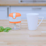 Der Livington 3 SecondsChopper ist kleiner als eine Tasse – ideal für jede Küche.