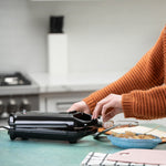 Kompaktes Küchengerät wird geschlossen – praktische elektrische Kochplatte für schnelles und gleichmäßiges Garen.