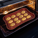 Frische Cookies werden auf dem Backblech des Livington Super Crisper gleichmäßig im Ofen gebacken.