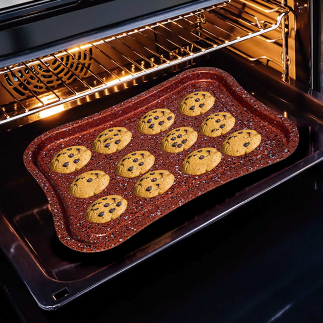 Frische Cookies werden auf dem Backblech des Livington Super Crisper gleichmäßig im Ofen gebacken.