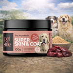 Produktbild des Hunde-Supplements ‚Super Skin & Coat‘ mit Inhaltsstoffen im Vordergrund.