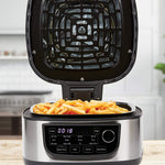 PowerXL Multi Cooker mit geöffnetem Deckel und frisch zubereiteten Pommes – knusprig auf Knopfdruck.