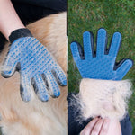 True Touch Handschuh mit vielen Tierhaaren nach dem Bürsten auf Fell und Rasen.