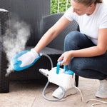 Mit dem Livington SteamTouch wird ein Gartenstuhl aus Kunststoff gründlich mit Dampf gereinigt.