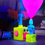 Kind pumpt einen Ballon mit dem Balloon Zoom Starter auf – bunte Farben und leuchtende Elemente sorgen für Spielspaß.