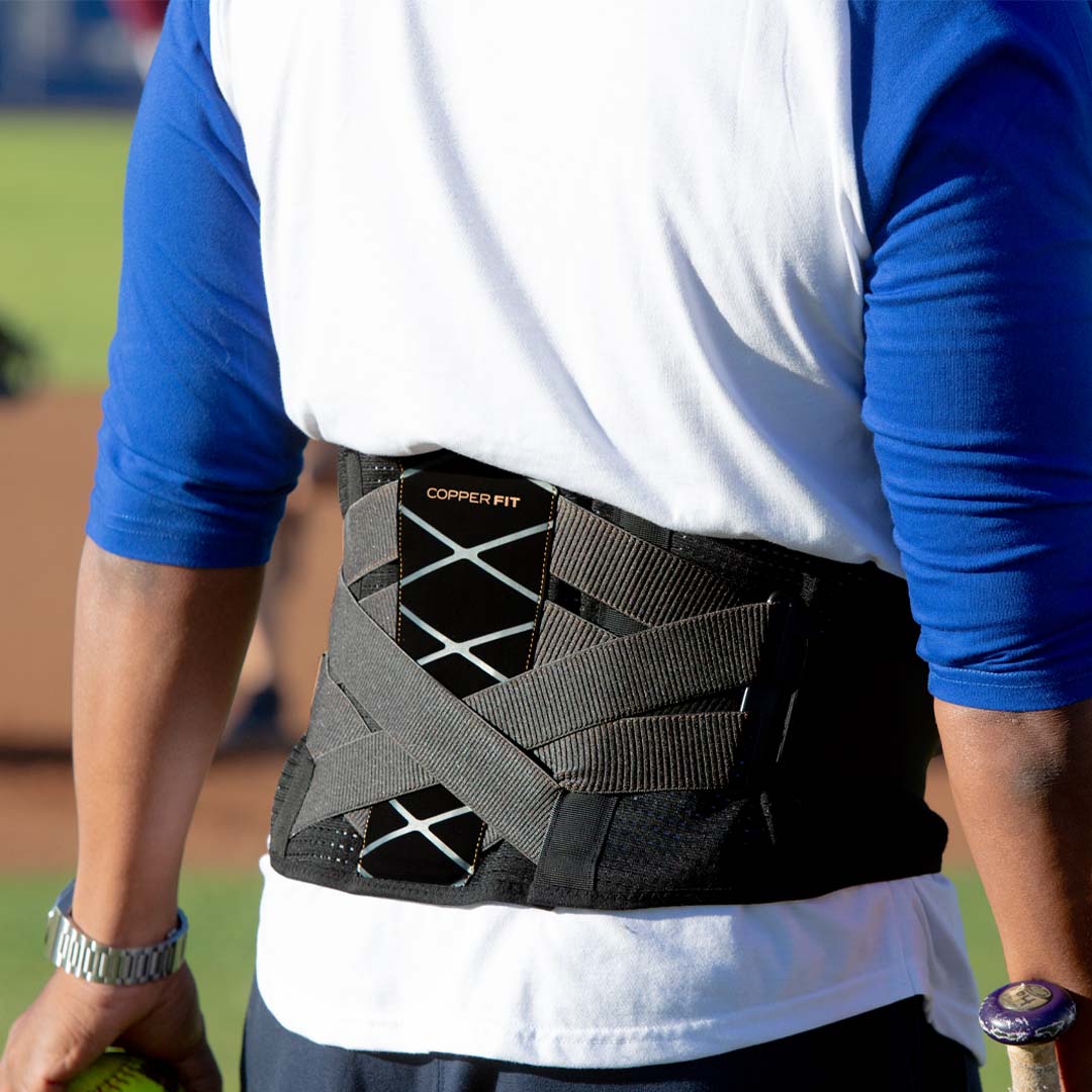 Person trägt den Copper Fit X Belt beim Sport im Freien über der Kleidung
