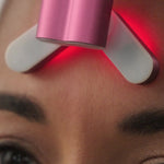 DermaWav mit rotem LED-Licht auf der Stirn – gezielte Anti-Aging-Anwendung durch Wärme und Mikrovibration.